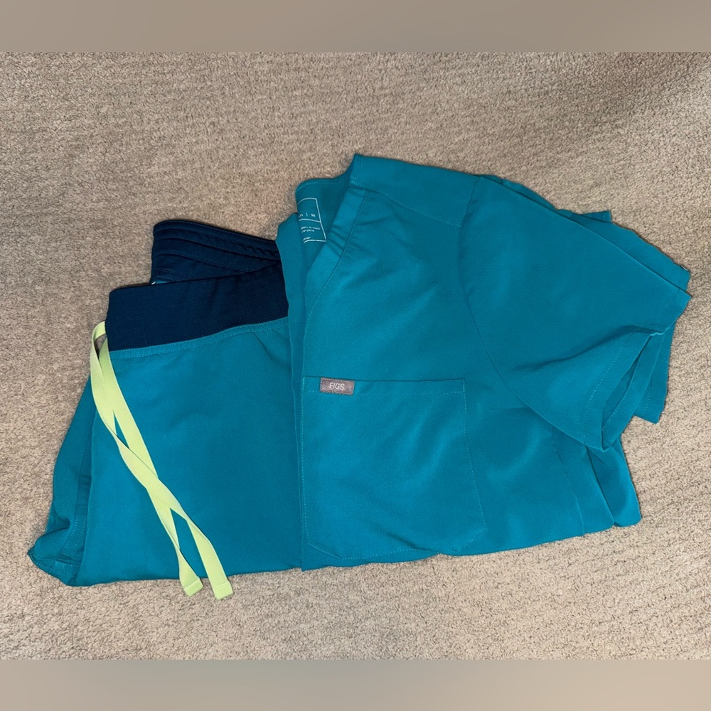 Figs Teal Women’s Scrub Set, size M